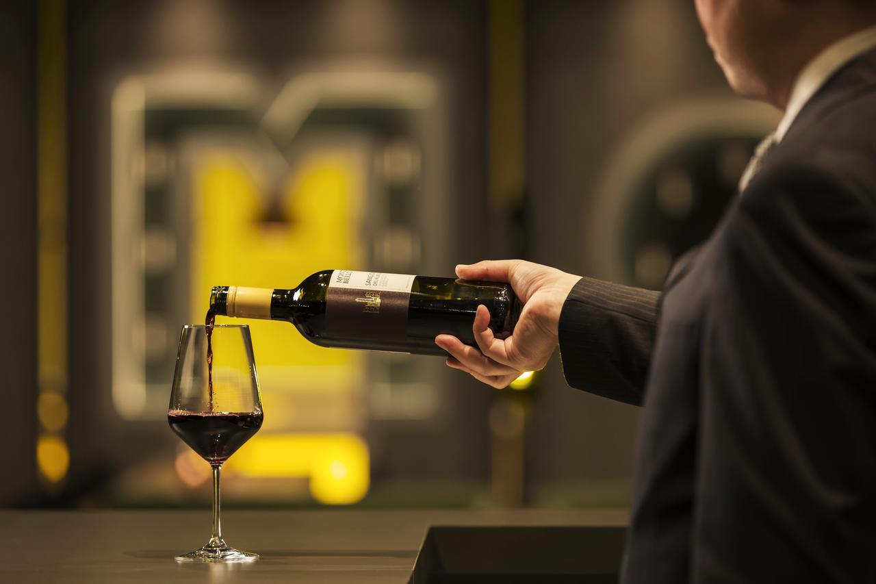 Omo7 Asahikawa By Hoshino Resorts Экстерьер фото Wine being poured