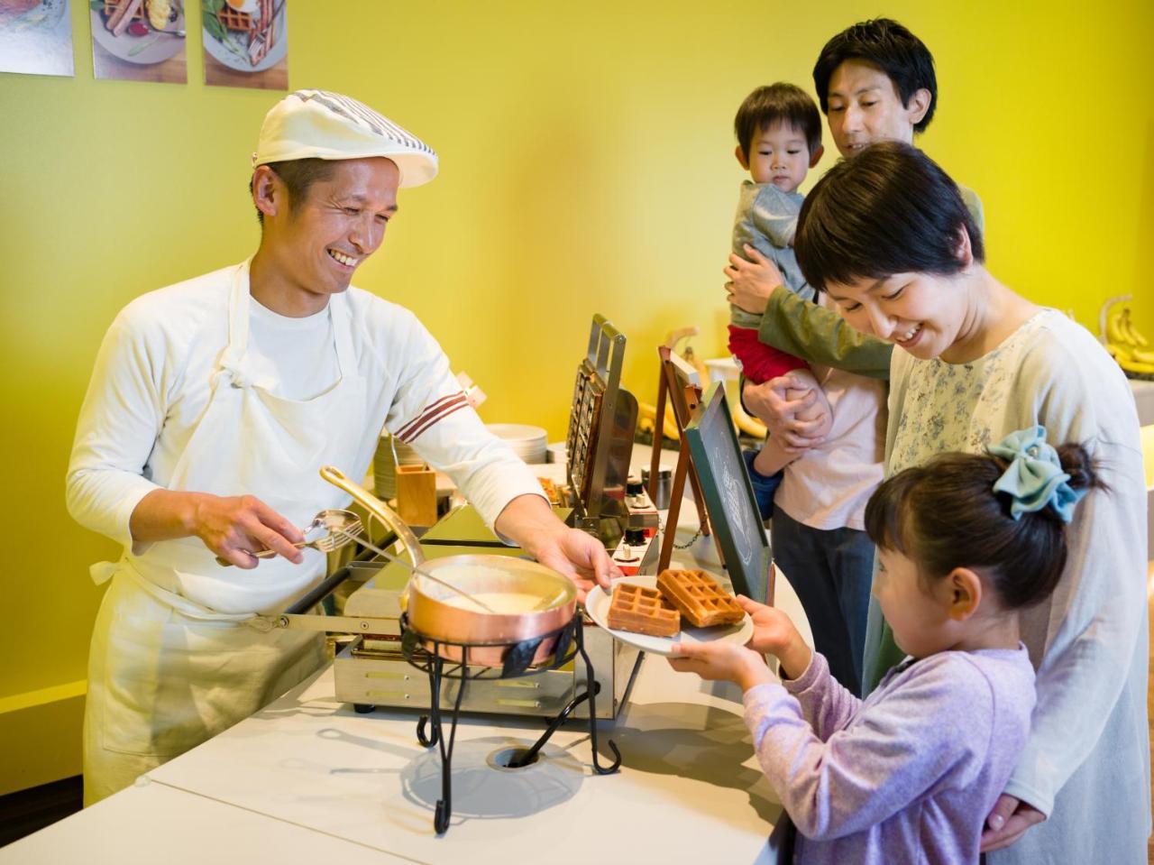 Omo7 Asahikawa By Hoshino Resorts Экстерьер фото A family at a buffet